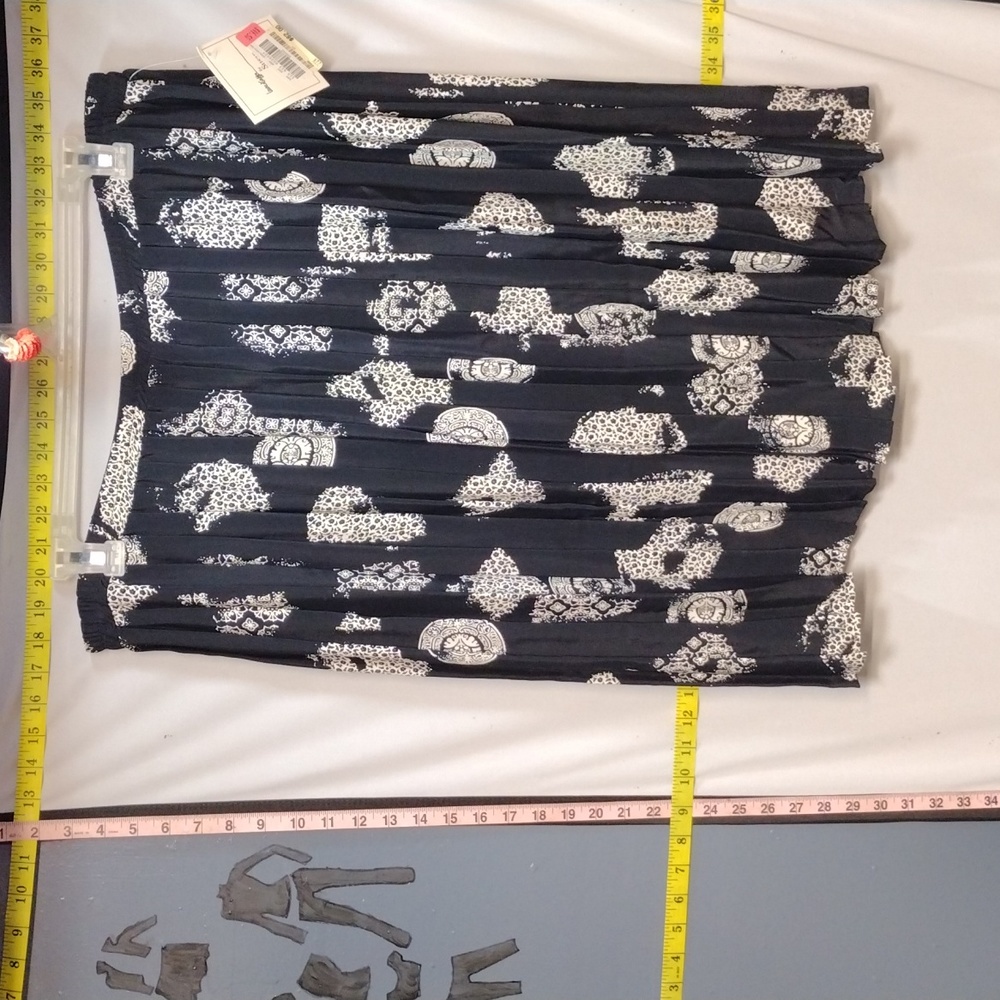 Black and white thin pleated skirt